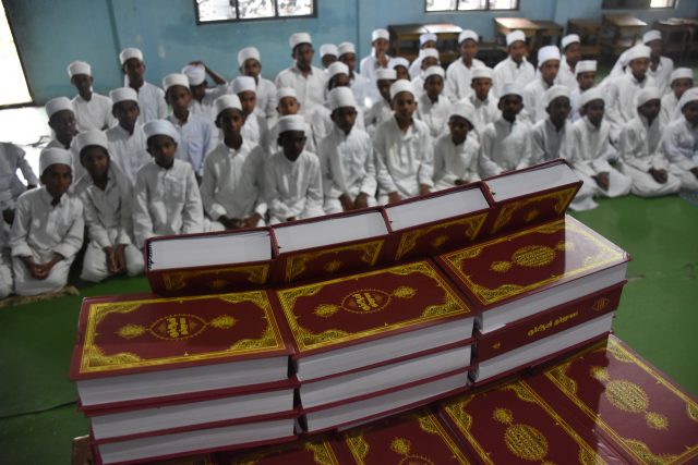 TDV Sri Lanka'da medrese öğrencilerine Kur'an-ı Kerim dağıttı