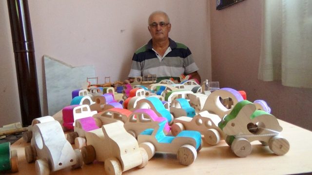 Ağaç parçalarını çivi ve tutkal kullanmadan ahşap oyuncağa dönüştürüyor
